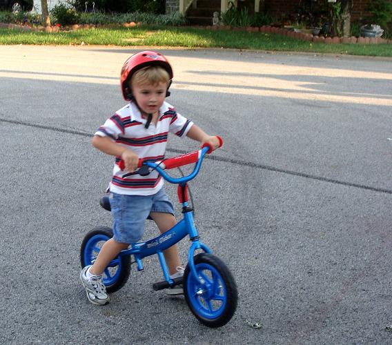 Μαθαίνοντας ποδήλατο στο παιδί